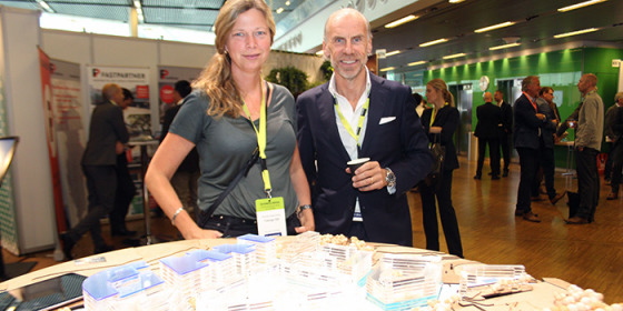 Fabege visade upp en modell av Haga Norra, här Pernilla Söderström och Carl Michael Augustsson.