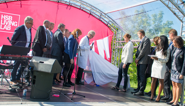 I stället för att klippa band, avtäcktes en betongbänk...