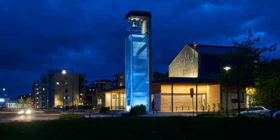 Kyrkan består av tre byggnadsvolymer. Foto: Nils-Olov Sjödén.