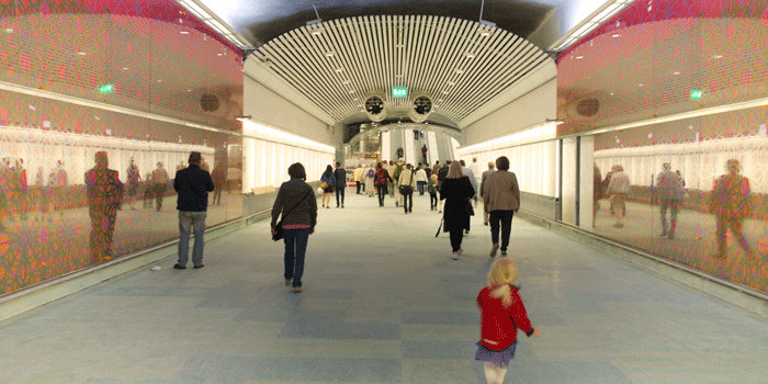 Glaskonstverk vid Odenplan som reflekterar Odens trädgård, en underground trädgård som symboliserar ljus och glädje. Konstnär: Mari Rantanen