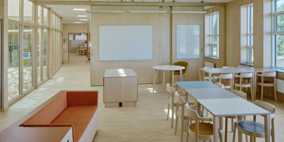 Istället för traditionella klassrum med korridorer, så är rummen istället placerade runt en ljusgård och väggarna kan enkelt öppnas upp. Foto: Åke E:son Lindman.