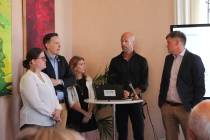 De bostadspolitiska talespersonerna Emma Hult (MP), Mats Green (M), Caroline  Szyber (KD). Veidekke Bostads kommunikationschef Jonas Engelblom, samt Johan Löfstrand (S).