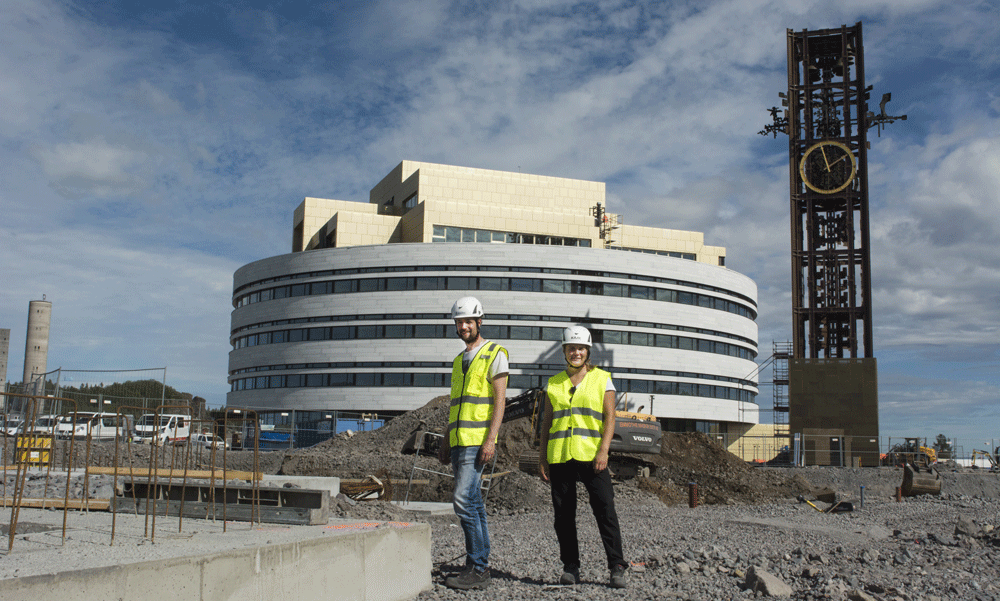 Anders Similä, arbetschef Nåiden Bygg, och Ottilia Niemi, praktikant från Mittuniversitetets byggingenjörsutbildning, hållbart byggande.