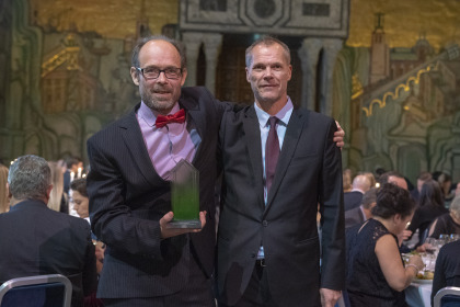 Lars Netzell, biträdande projektchef, och Glen Ewertzh, projektledare på  Locum tog emot priset. Foto: Ola Hedin