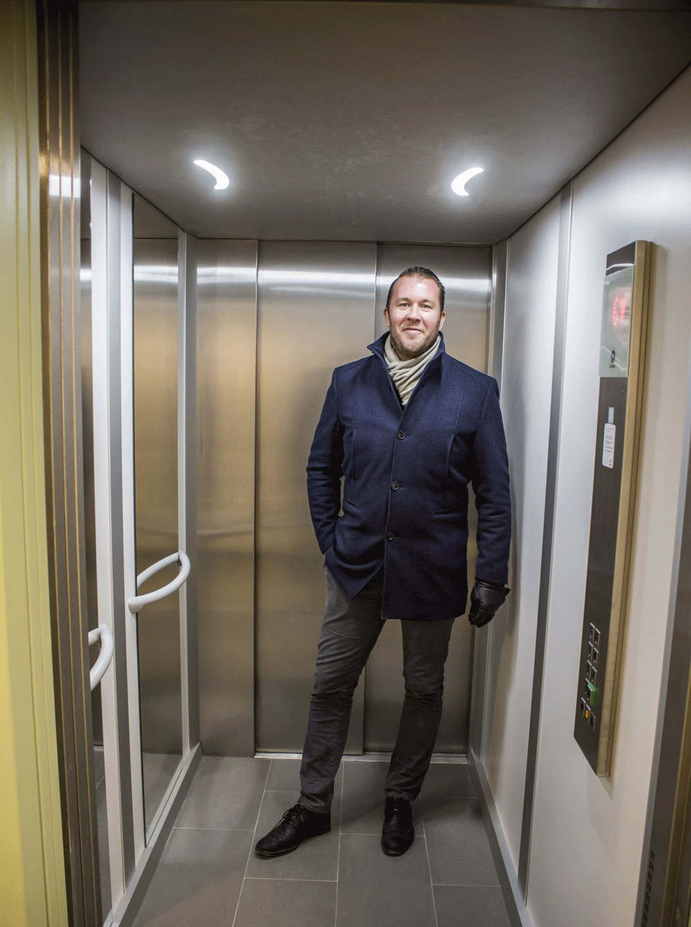 Patrik Schön, projektchef vid byggherren Sveafastigheter Bostad, i hissen.