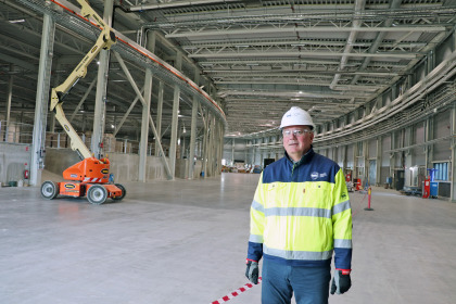 Kent Hedin, ESS Head of Conventional Facilities, för ESS, i en av hallarna där själva mätinstrumenten ska installeras.