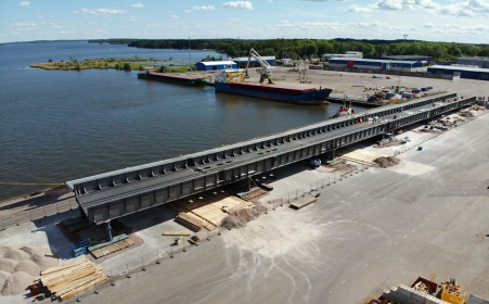 Den nya överbyggnaden till Söderströmsbron väntar på montage. Foto: Michal Jevcinec/Implenia