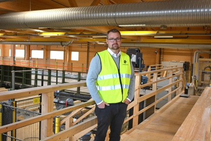 Daniel Wilded inne på den nya KL-träfabriken i Bygdsiljum.