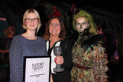 JM vann Årets hållbarhetspris, fr v Maria Carlstedt och Birgitta Rönnquist, HR-avdelningen, här med prisutdelaren Jessica Löfström. Foto: Susanne Bengtsson