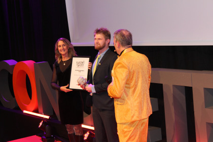 Carina Edblad delar ut pris till Årets Montageledare Andreas Hesselroth, Kynningsrud Prefab. Foto: Susanne Bengtsson