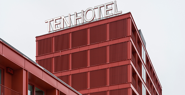 Ten Hotel  har 194 rum och ligger vid E4 i Upplands-Väsby.