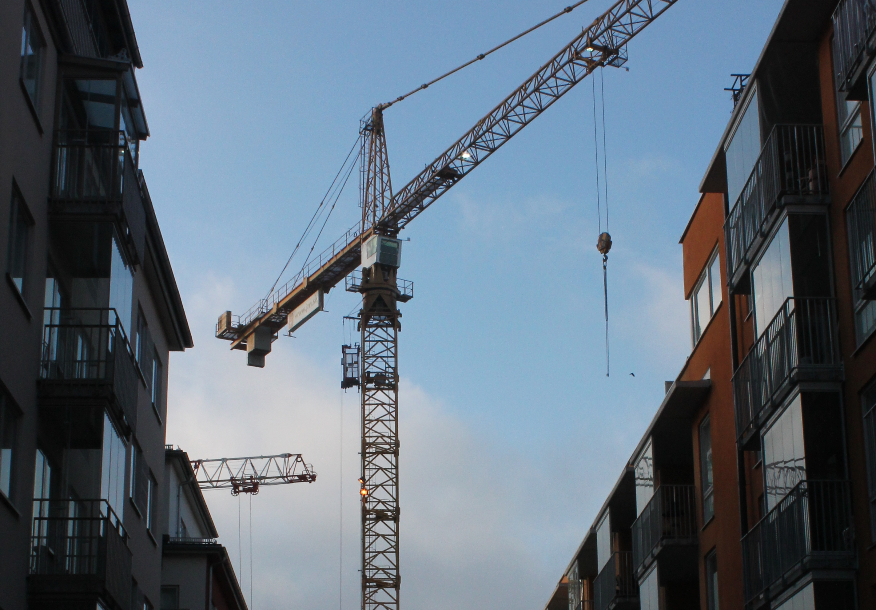 Bostäder och infrastruktur lyfter osäker byggmarknad
