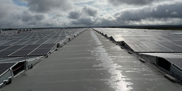 Bygger ett av Sveriges största solcellstak