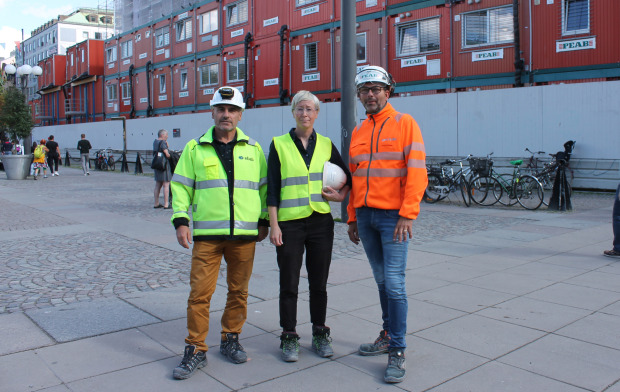 Mikael Ichu, projektledare på Ebab, Karin Westling, projektansvarig på Stockholms stads fastighetskontor och Johan Meyer, produktionschef på Peab.