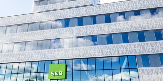 SEB:s nybyggda kontorshus i Arenastaden har en glasfasad med screentryckt mönster. Foto: Fabege.