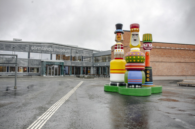 Sörmlands museum består av sammanlagt 13 000 kvadratmeter och utställningarna möter besökarna redan vid entrén. Foto: Joakim Rådström
