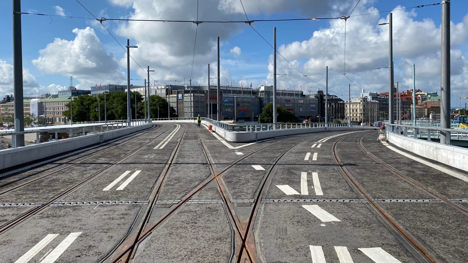 Nu rullar även spårvagnarna över Hisingsbron