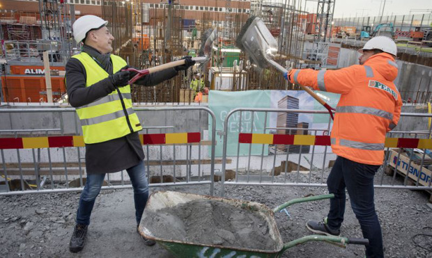 Platzers vd P-G Persson och Peabs vd Jesper Göransson fyller glidformen med dess första betong. Foto: Marie Ullnert