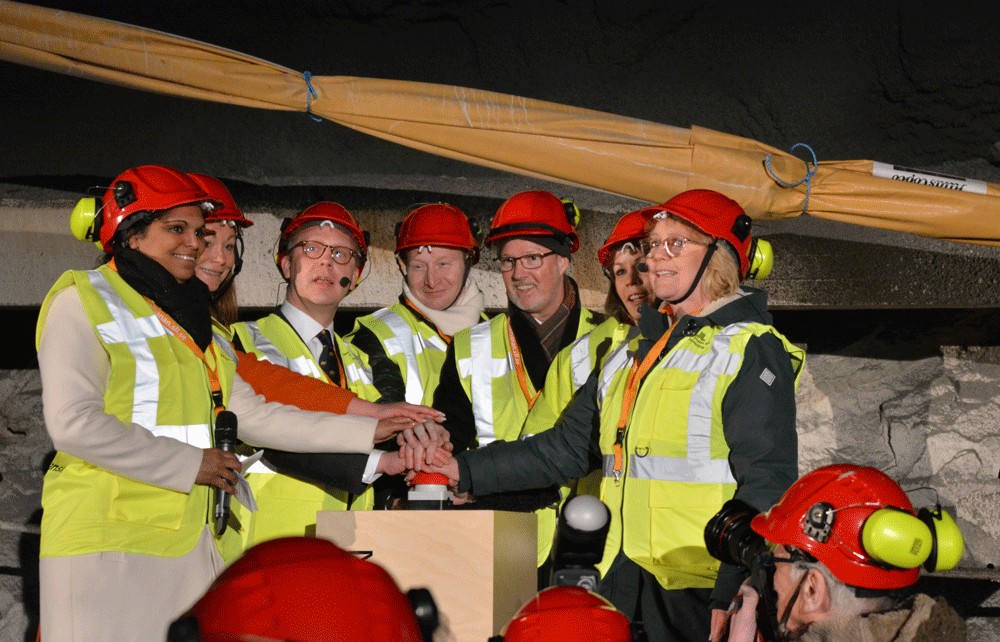 Pang! Representanter från Stockholmsöverenskommelsen tryckte på knappan och  bygget av tunnelbanan var officiellt startat. Foto: Anna Sjöström