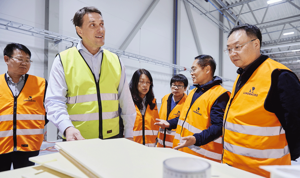 En kinesisk regeringsdelegation besökte bland annat Lindbäcks fabrik  i Haraholmen, Norrrbotten. Henrik Hauptmann, fabrikschef, visade runt. Foto: Maria Fäldt