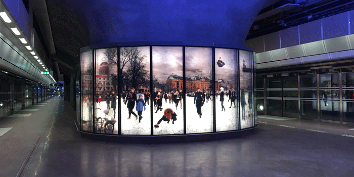 Bergspelare klädd med ett fotomontage i glas som ska spegla ett tvärsnitt av Stockholm och ge en föraning om hur staden ser ut ovan mark. Konstnär: Peter Svedberg