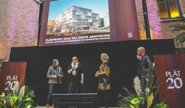 White arkitekter tilldelades Plåtpriset 2020 för nya akutvårdsbyggnaden vid Danderyds sjukhus. Francesca Bianchi och Helena Polgård Nygren tog emot priset. Foto: Jezzica Sunmo